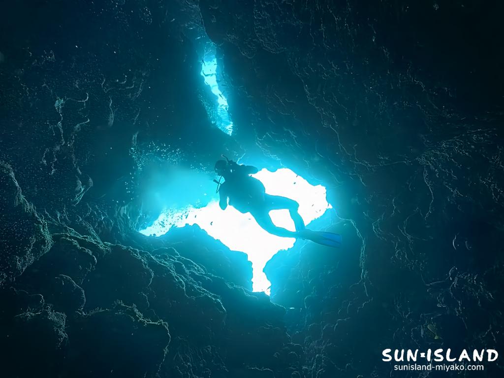 宮古島ダイビング クロスホール 縦穴 侵入 十字 地形 伊良部島