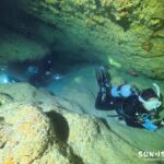 宮古島ダイビング ワープホール 洞窟内部 水中ライト 暗闇 探検 伊良部島