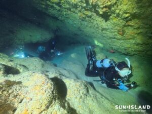 宮古島ダイビング ワープホール 洞窟内部 水中ライト 暗闇 探検 伊良部島