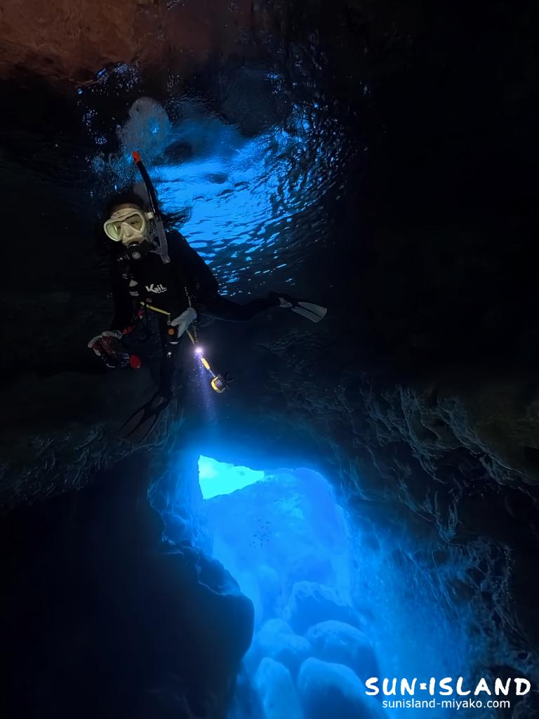 宮古島ダイビング スネークホール 出入口 青 鏡 新発見 伊良部島 地形